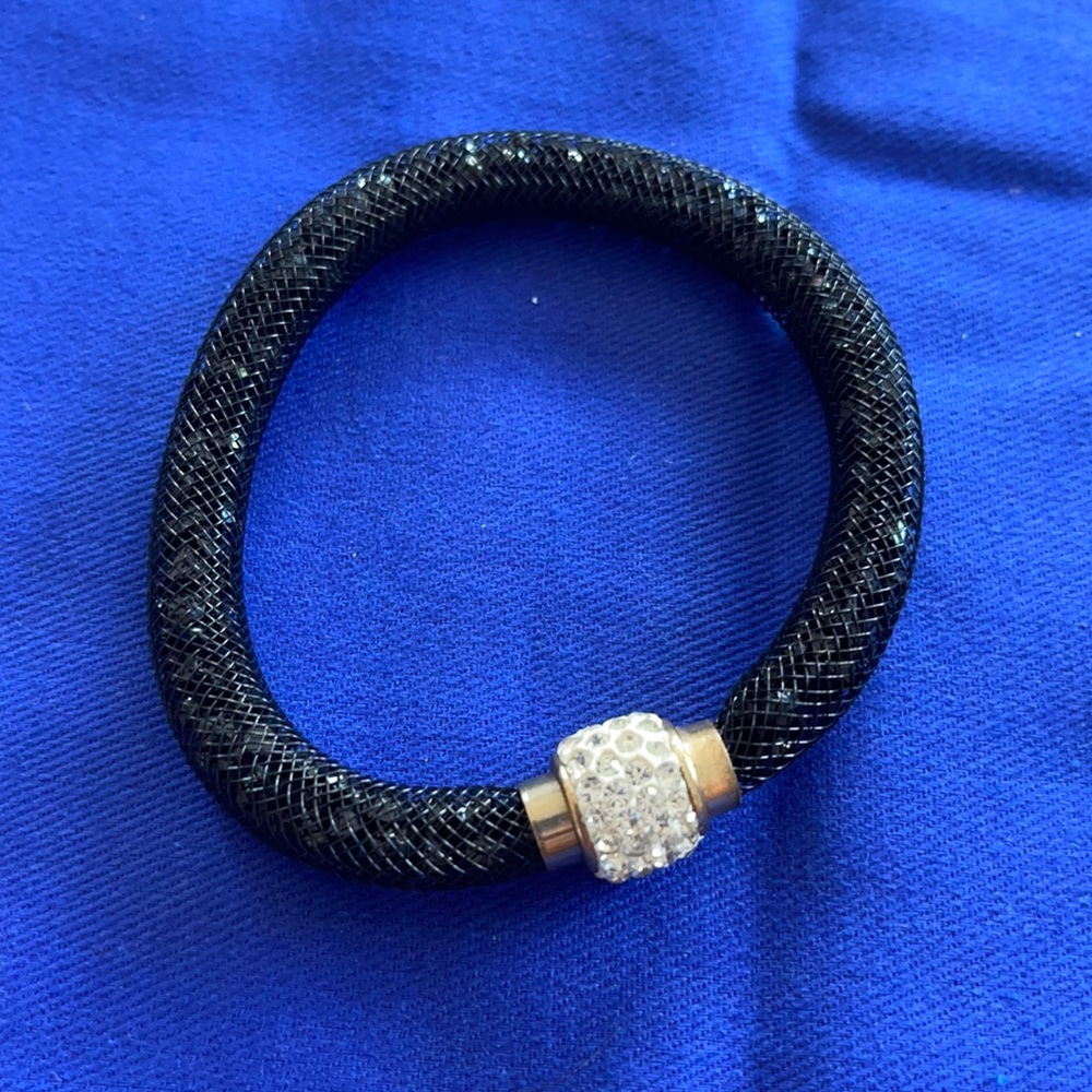 Black mesh crystal bracelet with magnetic closure